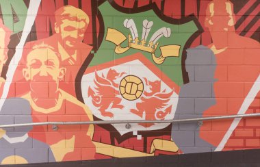 Wrexham, Galler 'deki ev sahibi Wrexham AFC stadyumunun içinde duvardaki tuğladan bir duvar resmi.
