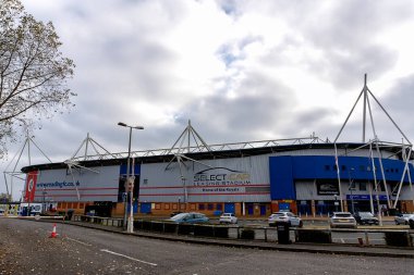 Madejski Stadyumu, İngiltere 'nin Berkshire şehrinde bulunan Reading Football Club' a ev sahipliği yapmaktadır.