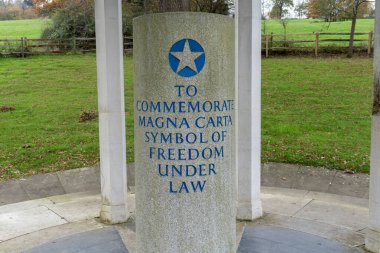 Runnymede, Surrey, İngiltere 'deki Magna Carta anıtı.