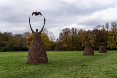 Surrey, İngiltere 'deki Runnymede' de Son Kurtulan Söğüt heykelleri.