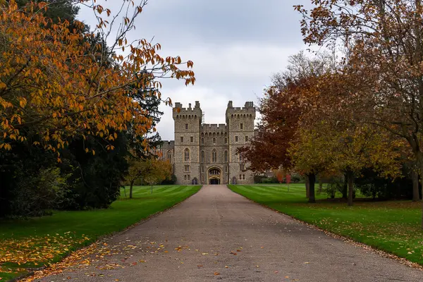 Windsor Şatosu 'na giden uzun yürüyüş Windsor, Berkshire, İngiltere' de.