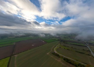 Ashbourne, Derbyshire, İngiltere yakınlarındaki kırsal arazinin hava görüntüsü.