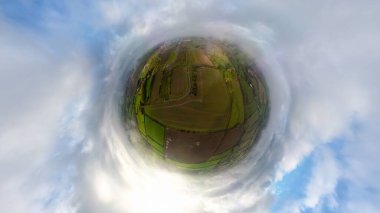 Derbyshire, İngiltere 'deki eski havaalanı RAF Ashbourne' un küçük bir gezegen görüntüsü.