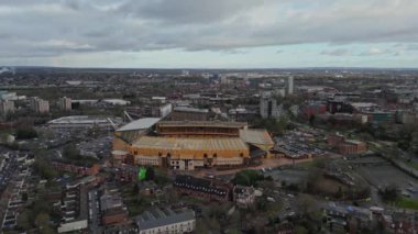 İngiltere 'nin batısındaki Wolverhampton Wanderers FC' nin evi Molineux Stadyumu 'nun 4k drone görüntüleri.