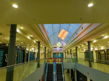 Ipswich, Suffolk, İngiltere 'deki Buttermarket Alışveriş Merkezi' nde Noel süsleri.