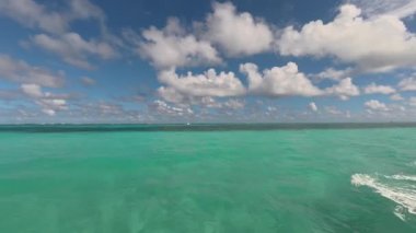 Punta Cana, Dominik Cumhuriyeti yakınlarında tüylü bulutların ve turkuaz suların 4k videosu