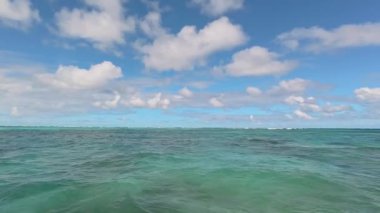 Punta Cana, Dominik Cumhuriyeti yakınlarında tüylü bulutların ve turkuaz suların 4k videosu