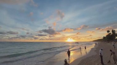 Punta Cana, Dominik Cumhuriyeti 'ndeki bir plajda şafak sökerken 4k zaman aşımı.