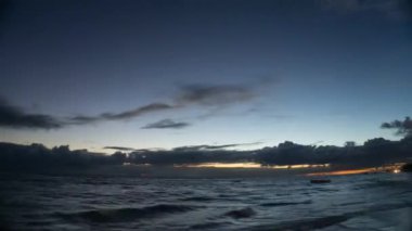 Punta Cana, Dominik Cumhuriyeti 'ndeki bir plajda şafak sökerken 4k zaman aşımı.