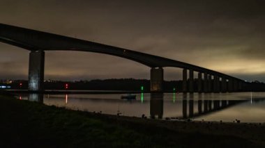 Ipswich, Suffolk, İngiltere 'deki Orwell Köprüsü' nde gece 4k zaman aşımı.