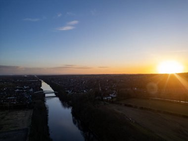 İngiltere 'nin Cheshire kentindeki Warrington üzerinde gün doğumunun hava görüntüsü.