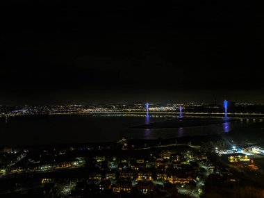 İngiltere 'nin Cheshire kentindeki Runcorn' da Mersey Nehri 'ni kapsayan Mersey Köprüsü' nün hava görüntüsü.