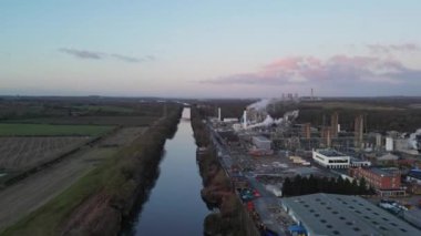 Warrington, Cheshire, İngiltere 'deki bir kimyasal üretim fabrikasının 4k drone hiperlapesi.