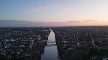 Cheshire, İngiltere 'de Warrington' da gündoğumunun 4k drone görüntüleri.