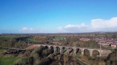 İngiltere 'nin Merseyside kentinde Newton-le-Willows yakınlarında Sankey Viyaduct' un (Nine Arches) 4k drone görüntüleri.