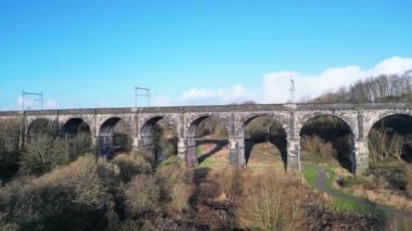 İngiltere 'nin Merseyside kentinde Newton-le-Willows yakınlarında Sankey Viyaduct' un (Nine Arches) 4k drone görüntüleri.
