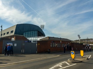 Selhurst Park 'ın dışındaki taraftarlar, Croydon, Büyük Londra, İngiltere' deki Crystal Palace Futbol Kulübü 'nün evi.