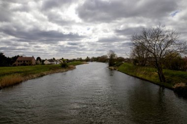 Kambridgeshire, İngiltere 'deki Ouse Nehri üzerinde bulutlu bir gökyüzü