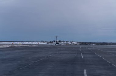 Kanada 'nın kuzeybatı bölgelerindeki Yellowknife Havaalanında bulutlu bir sabah.