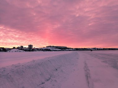 Dettah Ice Road, günbatımında Yellowknife, Kuzeybatı Bölgesi, Kanada