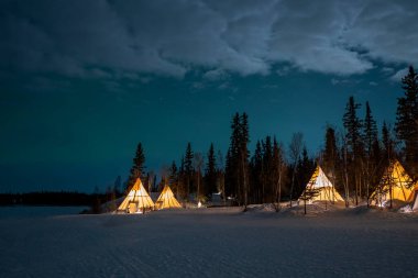 Yellowknife, Kuzeybatı Toprakları, Kanada yakınlarındaki ormanlarda aydınlatılmış çadırlar.