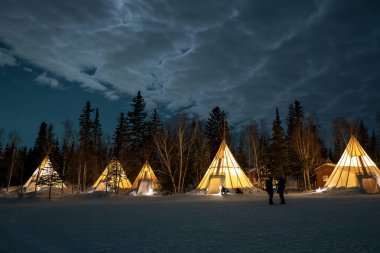 Yellowknife, Kuzeybatı Toprakları, Kanada yakınlarındaki ormanlarda aydınlatılmış çadırlar.
