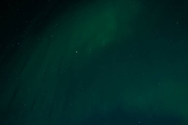 Kuzey Işıkları (Aurora Borealis) kışın Yellowknife, Kuzeybatı Toprakları üzerinde