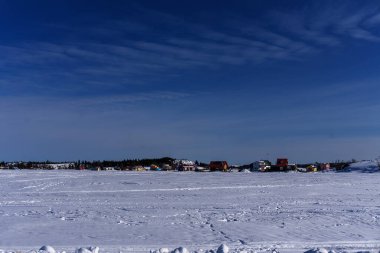 Yellowknife, Kuzeybatı Toprakları 'ndaki donmuş Büyük Köle Gölü' nün panoramik görüntüsü.