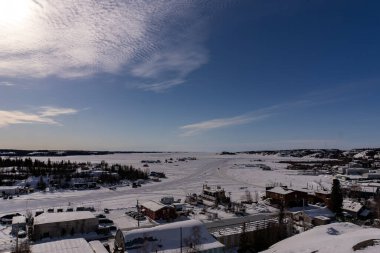 Yellowknife, Kuzeybatı Toprakları 'ndaki donmuş Büyük Köle Gölü' nün panoramik görüntüsü.