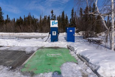 Bir elektrikli araç şarj noktası kısmen kar ile kaplı Yellowknife, Kanada