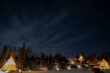 Yellowknife, Kuzeybatı Toprakları, Kanada yakınlarındaki ormanlarda aydınlatılmış çadırlar.