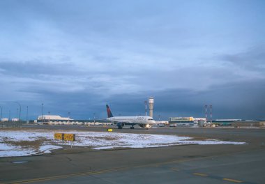 Kanada Alberta 'daki Calgary Havaalanında bir Delta Havayolları Boeing 757.