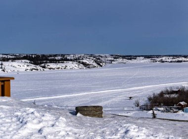 Yellowknife, Kuzeybatı Toprakları 'ndaki donmuş Büyük Köle Gölü' nün panoramik görüntüsü.