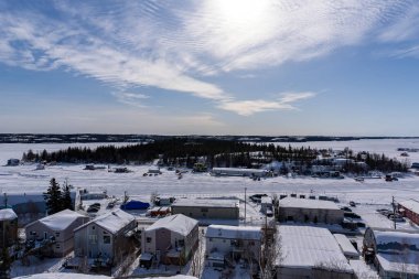 Yellowknife, Kuzeybatı Toprakları 'ndaki donmuş Büyük Köle Gölü' nün panoramik görüntüsü.