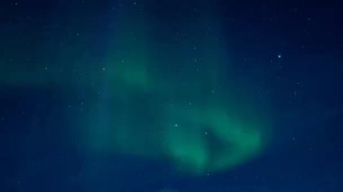 Kuzey Işıkları 'nın (Aurora Borealis) 4k klibi Yellowknife, Kuzeybatı Toprakları üzerinde, Kanada