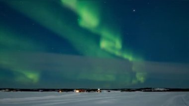 Kuzey Işıkları 'nın (Aurora Borealis) 4k klibi Yellowknife, Kuzeybatı Toprakları üzerinde, Kanada
