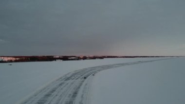 4k drone görüntüleri Yellowknife 'daki Dettah Ice Road, Kuzeybatı Bölgesi, Kanada