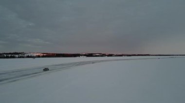 4k drone görüntüleri Yellowknife 'daki Dettah Ice Road, Kuzeybatı Bölgesi, Kanada