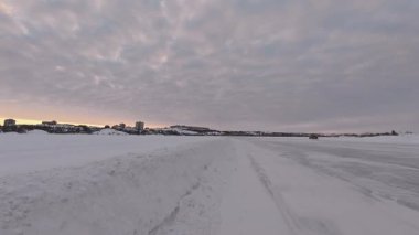 Kanada 'nın kuzeybatı bölgesindeki Yellowknife' daki Dettah Ice Road 'un günbatımında 4k zaman aşımı.