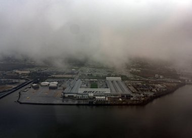 Philadelphia, Pennsylvania, ABD 'deki Delaware Nehri' nin yanındaki Boeing tesisinde alçak bulut var.