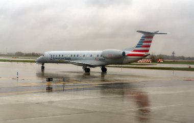 Bir American Eagle Airlines Embraer ERJ-145 (N694AE) Philadelphia Uluslararası Havaalanı, Pennsylvania, ABD