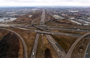 Kanada, Ontario 'daki Toronto Pearson Uluslararası Havaalanı yakınlarındaki otoyolların hava görüntüsü