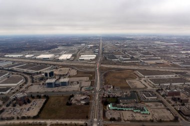 Kanada, Ontario 'daki Toronto Pearson Uluslararası Havaalanı yakınlarındaki otoyolların hava görüntüsü