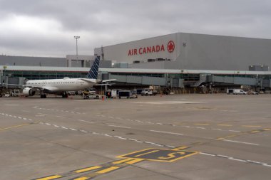 Kanada, Ontario 'daki Toronto Pearson Uluslararası Havalimanı' nda gri gökyüzü altında uçaklar