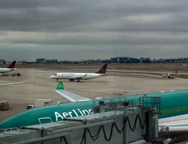 Kanada, Ontario 'daki Toronto Pearson Uluslararası Havalimanı' nda gri gökyüzü altında uçaklar