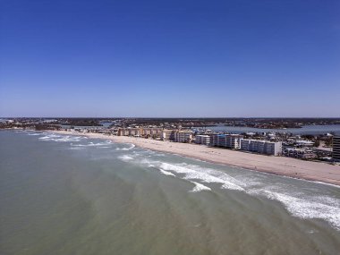 Venedik, Florida, ABD 'de güneşli bir plajın hava görüntüsü.