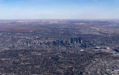 Alberta, Kanada 'daki Calgary şehir merkezinin hava görüntüsü.