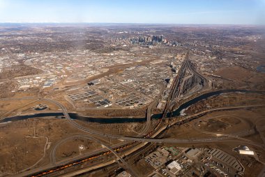 Alberta, Kanada 'daki Calgary şehir merkezinin hava görüntüsü.