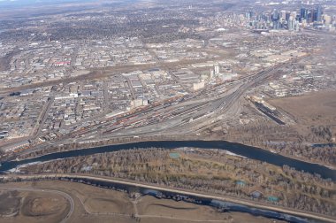 Alberta, Kanada 'daki Calgary şehir merkezinin hava görüntüsü.