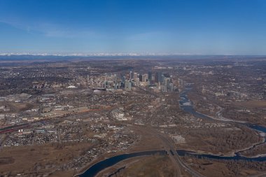 Alberta, Kanada 'daki Calgary şehir merkezinin hava görüntüsü.